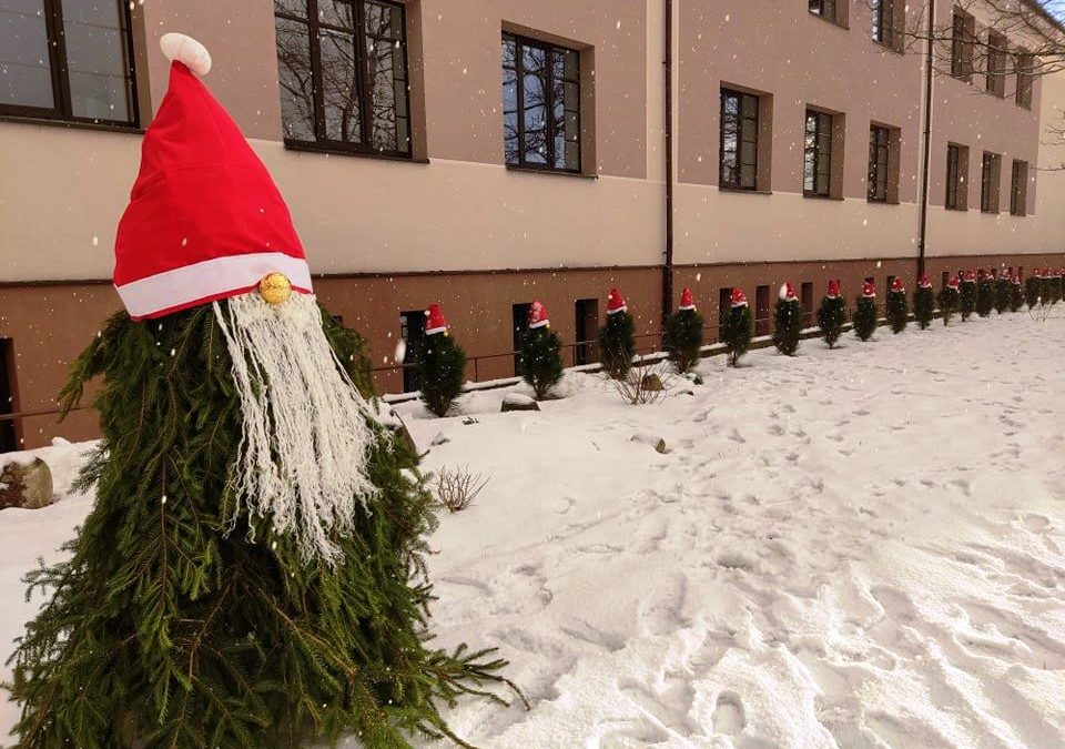 Mokykla puošiasi nykštukais