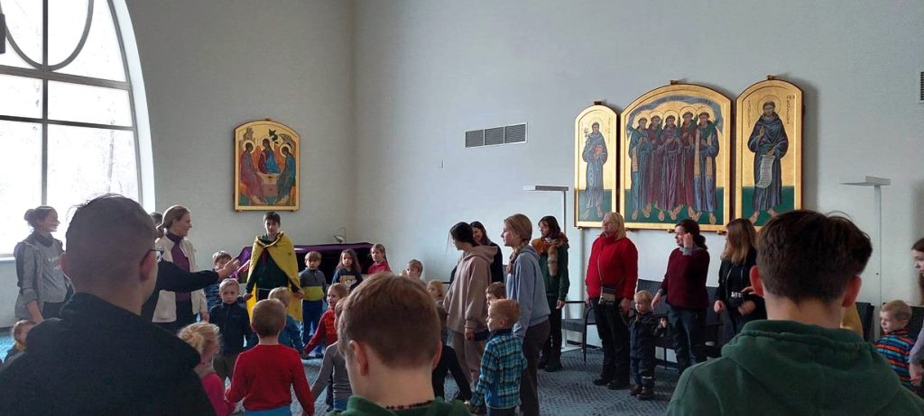 Daujotukai prisijaukino „šv. Pranciškaus paukštelius“