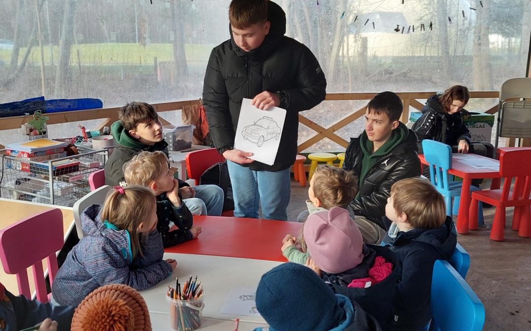 Mokiniai supažindino darželinukus su profesijų darbais