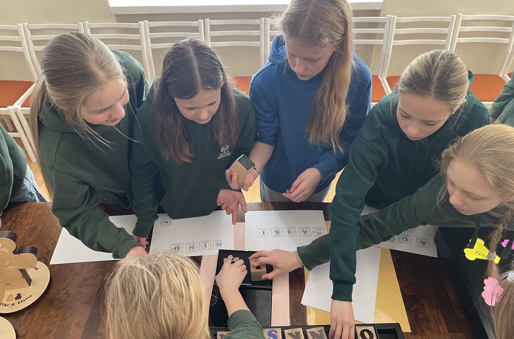 Aplankė interaktyvią edukacinę parodą PALIESK LIETUVIŲ KALBĄ RANKOMIS