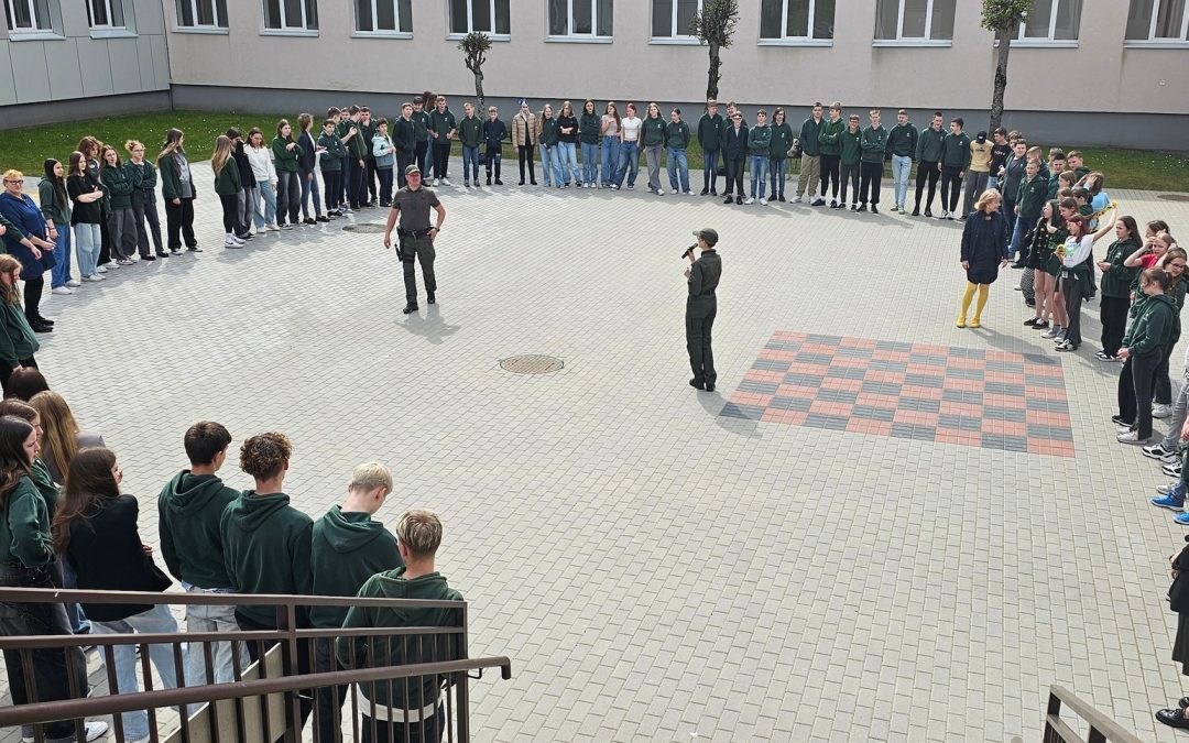 Progimnazijoje lankėsi pasienio pareigūnė ir kinologas su tarnybiniu šunimi.