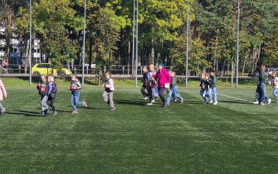 Mokinukai rinkosi į stadioną simbolinių kilometrų bėgimui