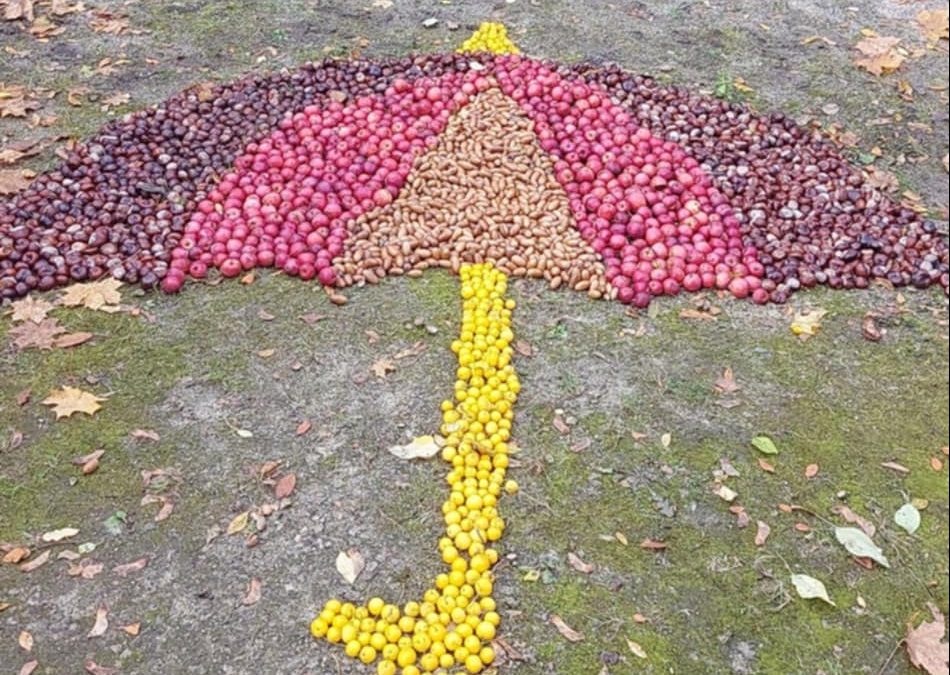 Iš spalvotų rudens dovanų – įspūdinga mozaika
