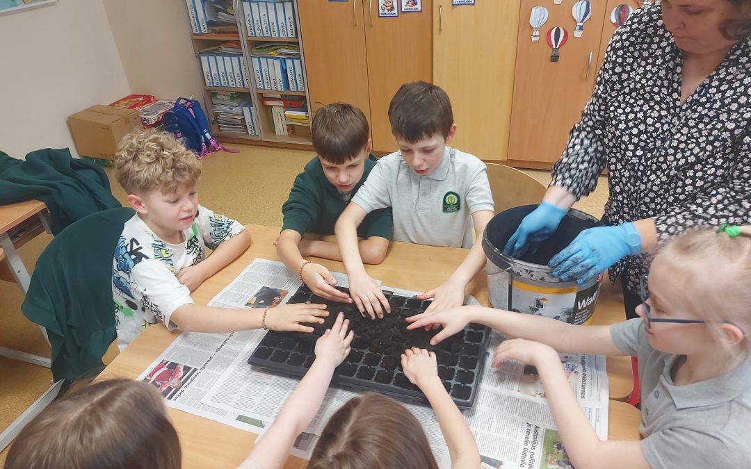 Vykdė gamtamokslinį projektą „Nuo sėklos iki žiedo“