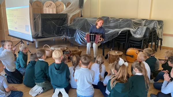 1c klasės mokiniai smagiai leido laiką lietuviško folkloro edukacijoje