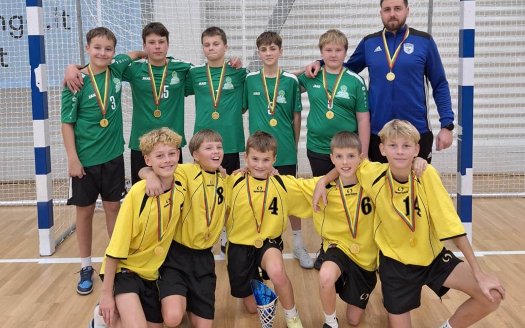 Vaikinų salės futbolo varžybose iškovojo 1-ąją vietą
