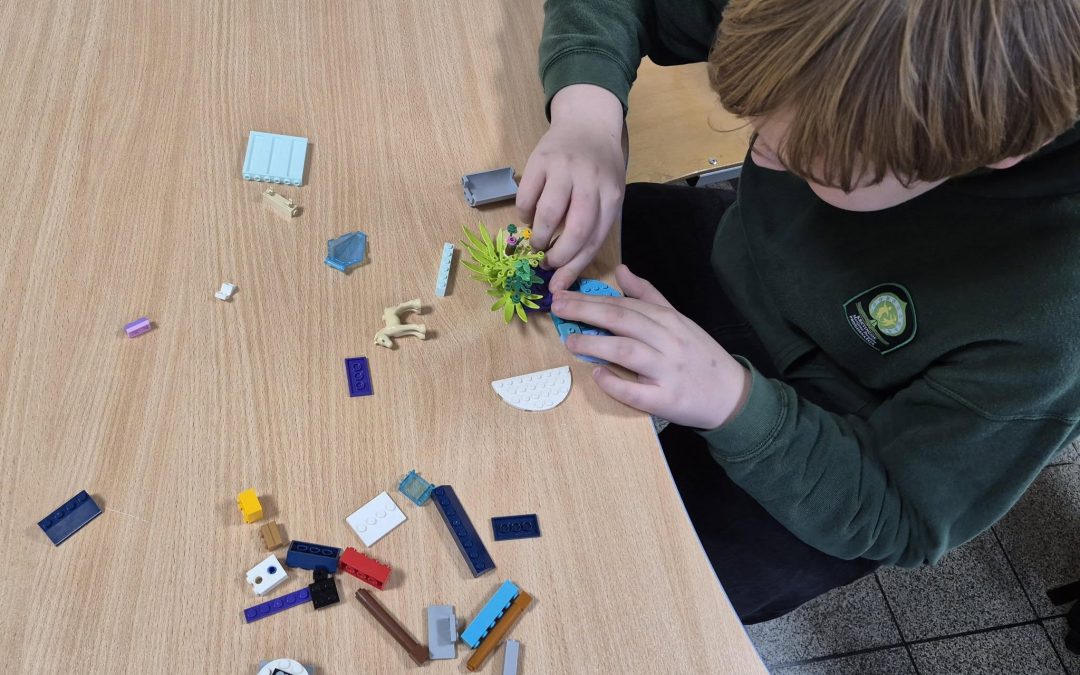 Pasitelkdami LEGO kaladėles, kūrybiškai atskleidė savo pomėgius ir asmenybes