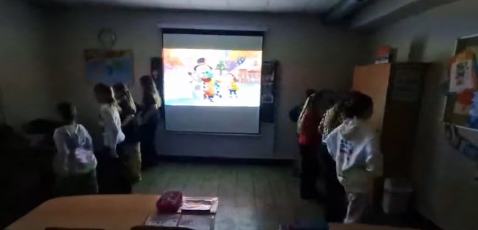 Mokiniai šoko ir piešė linkėjimus