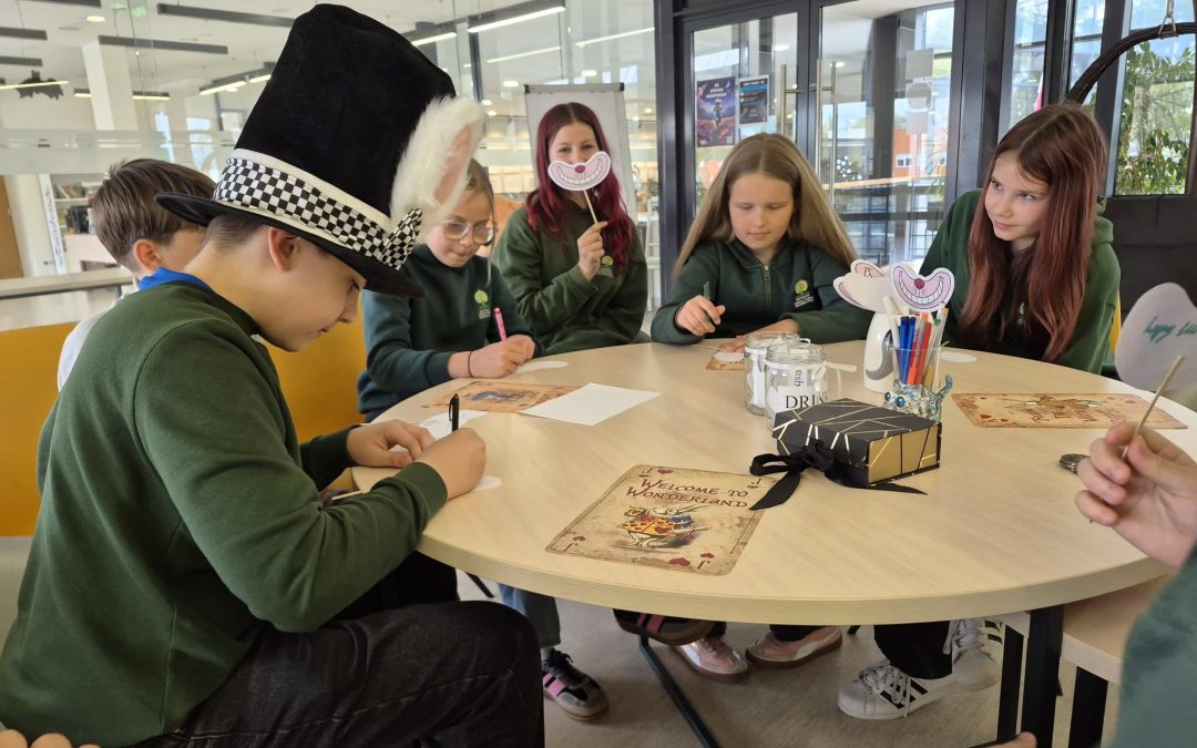 Mokiniai kartu su anglų kalbos mokytoja lankėsi miesto bibliotekos edukaciniame užsiėmime