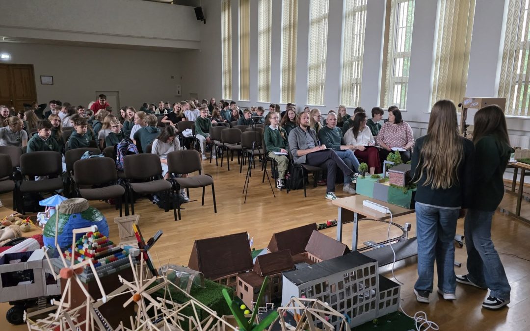 Akimirkos iš 5–6 inžinerinių klasių mokinių projektų mugės
